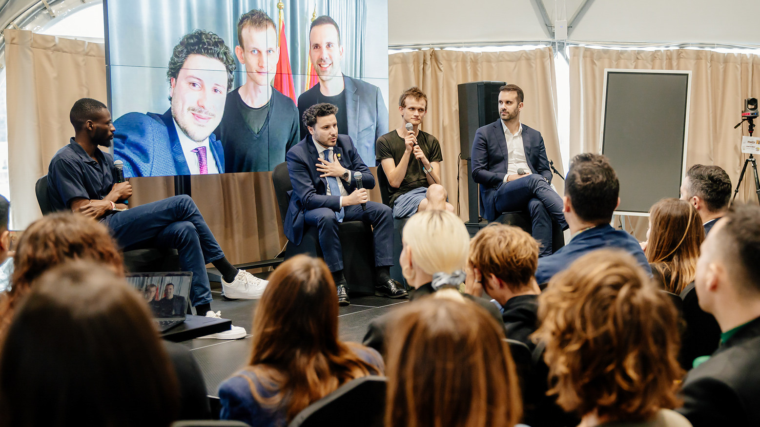 Osnivač kompanije Ethereum blockchain, Vitalik Buterin (C) na konferenciji sa Dritanom Abazovićem i Milojkom Spajićem. Foto: Vlada Crne Gore