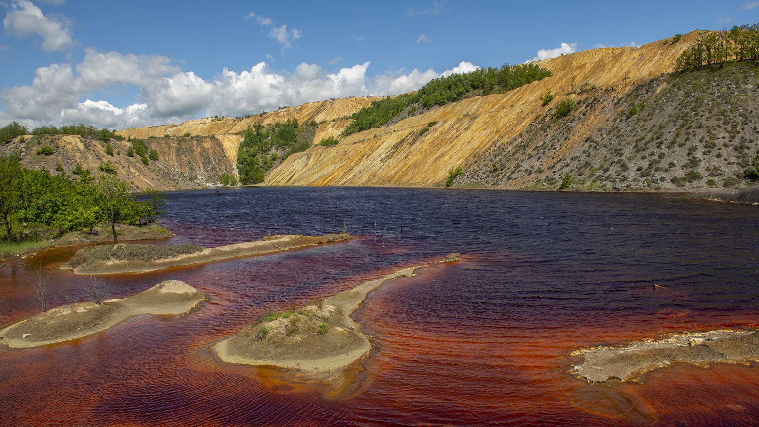 Zagađeno jezero pored deponije sa površinskog kopa u Boru. Foto: Nemanja Pančić/Just Finance International