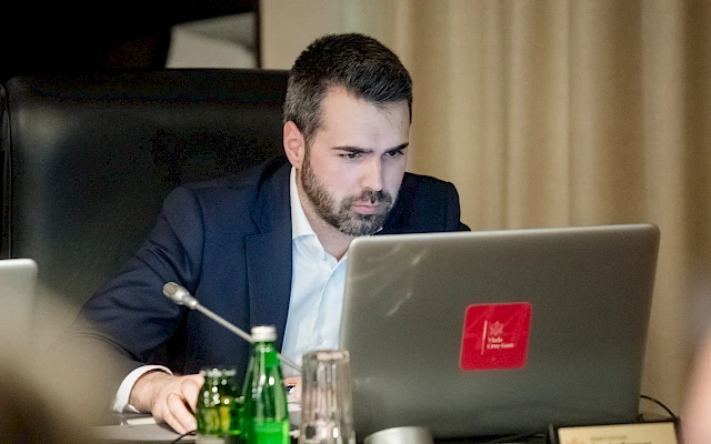 Krvavac prepolovio vrijednost kriptovaluta