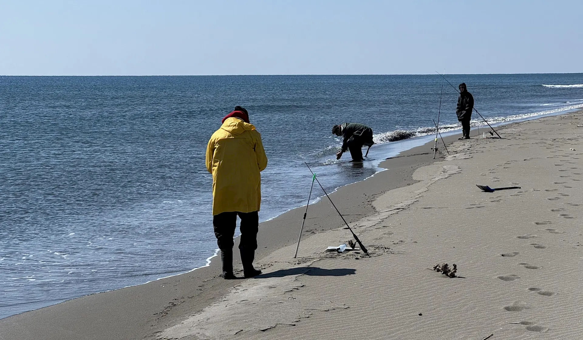 Ribari na Velikoj plaži u Ulcinju. Foto: BIRN/Samir Kajošević