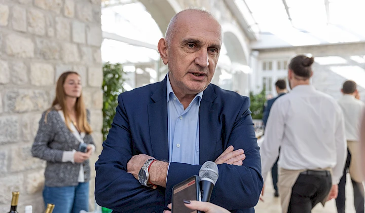 Čelnici državnih agencija dobijali grantove i stambene kredite