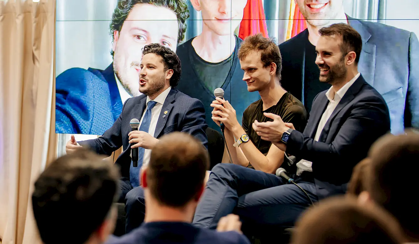 Milojko Spajić (D) i Vitalik Buterin (C) na konferenciji o kriptovalutama na Luštici. Foto: Vlada Crne Gore