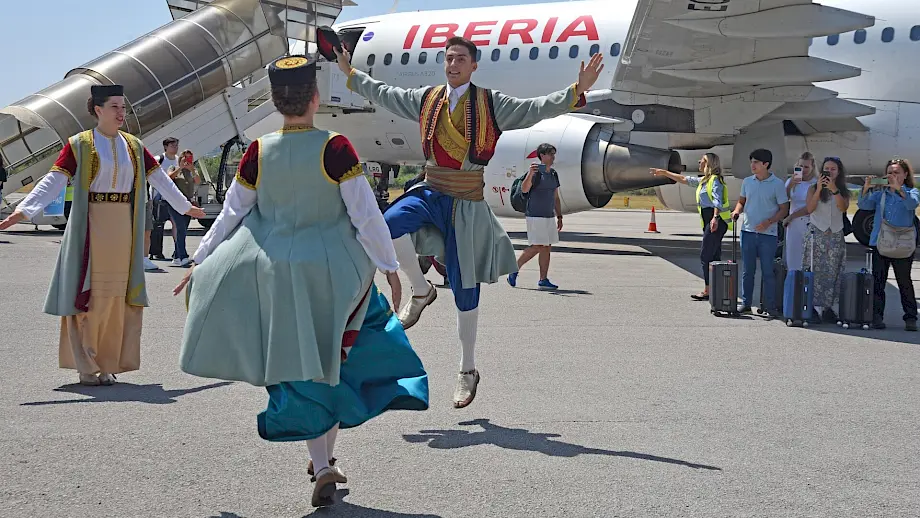 Svečani doček turista iz Španije. Foto: Aerodromi Crne Gore