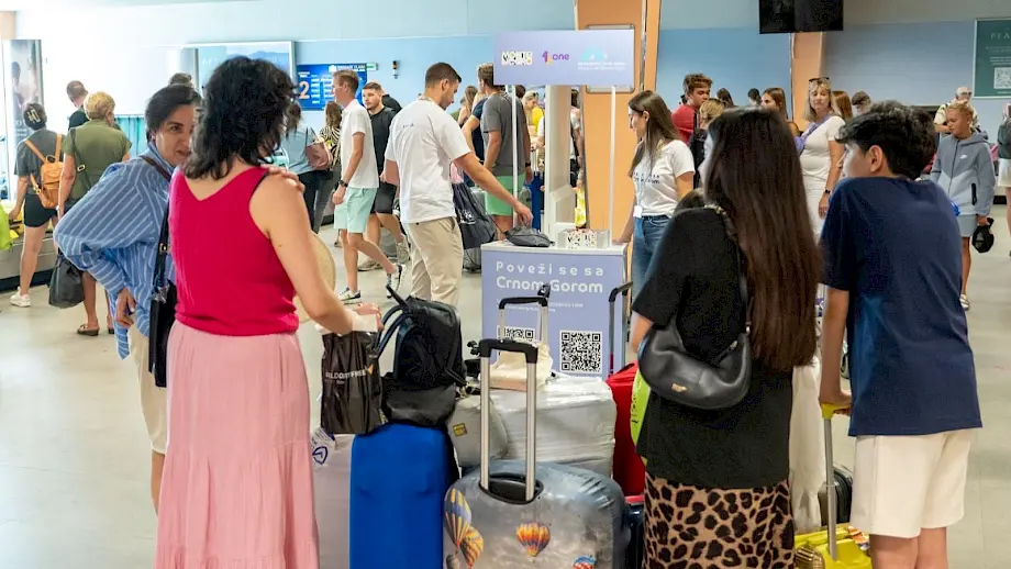 Turisti na aerodromu u Tivtu. Foto: Nacionalna turistička organizacija Crne Gore