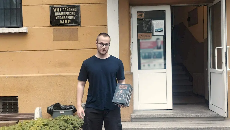 Alen Simeonov sa svojom knjigom o tome kako loviti navodne pedofile. Foto: Alen Simeonov/Facebook.