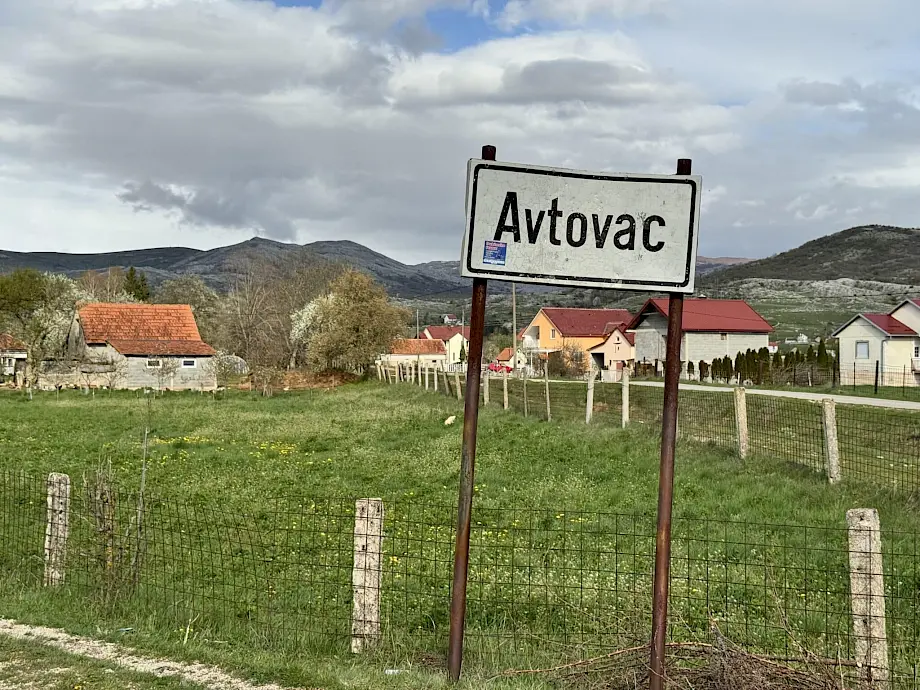 Tabla na ulazu u selo Avtovac. Foto: BIRN.