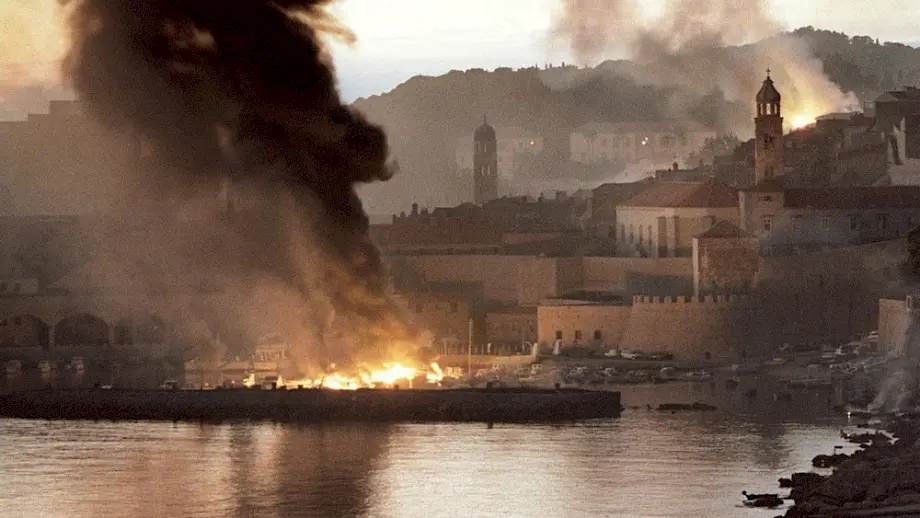 Dubrovnik u plamenu nakon napada JNA. Foto: EPA/PETER NORTHALL