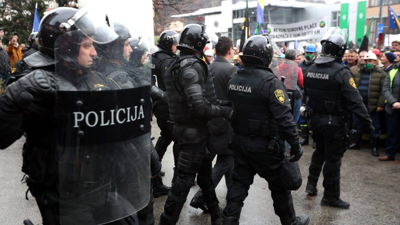 Pripadnici policije BiH intervenišu tokom protesta rudara u Sarajevu. Foto: Photo: EPA-EFE/FEHIM DEMIR