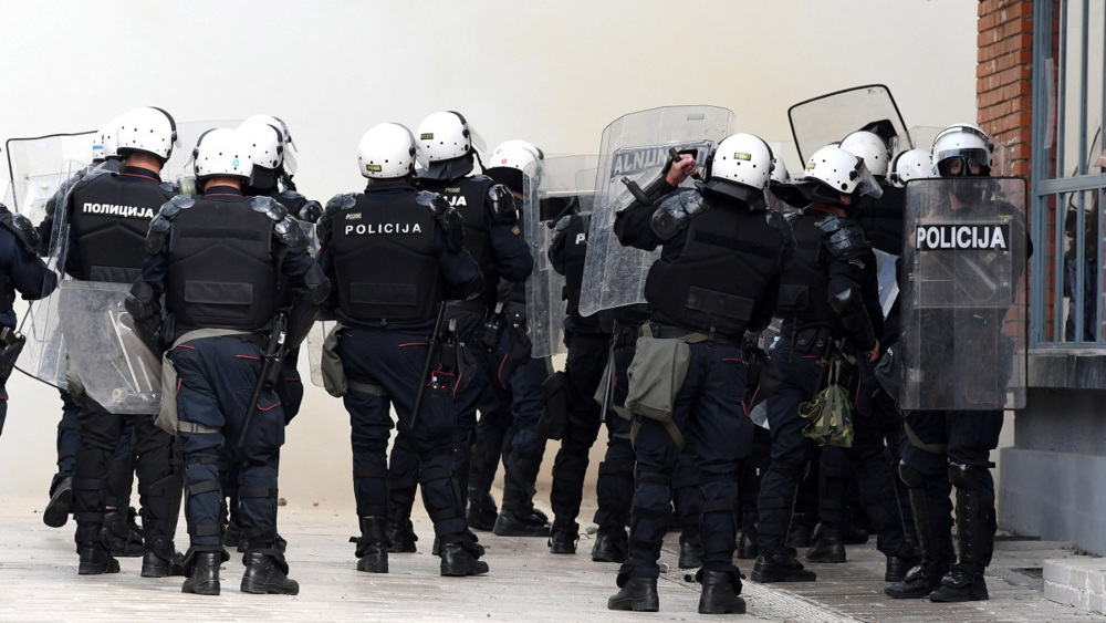Crnogorski policajci tokom protesta na Cetinju. Foto: EPA-EFE/BORIS PEJOVIC