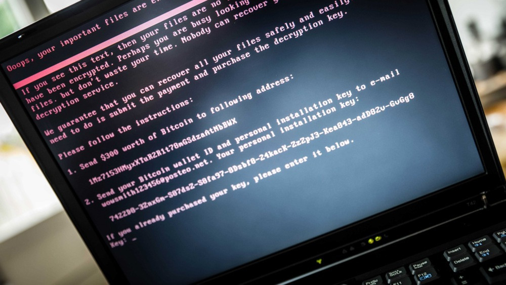 Kompjuter nakon ransomware napada. Foto: EPA-EFE/ROB ENGELAAR