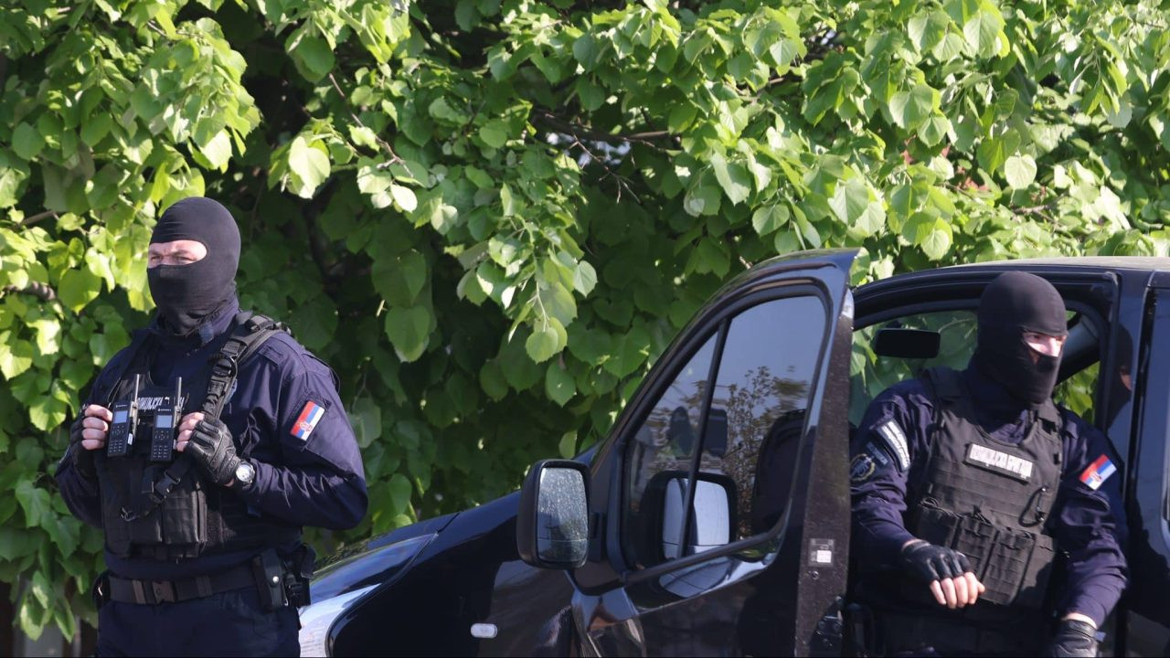 Pripadnici policije Srbije tokom akcije u Mladenovcu. Foto: EPA-EFE/ANDREJ CUKIC
