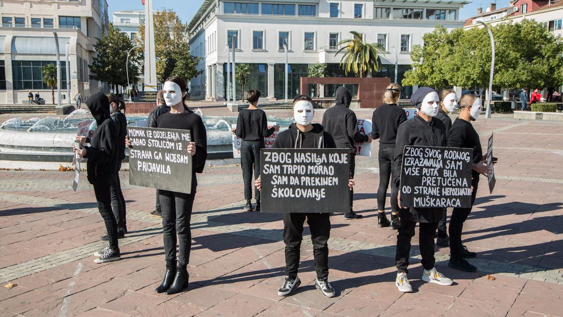 Performans "Maske“ u Podgorici u znak sjećanja na žrtve transfobije