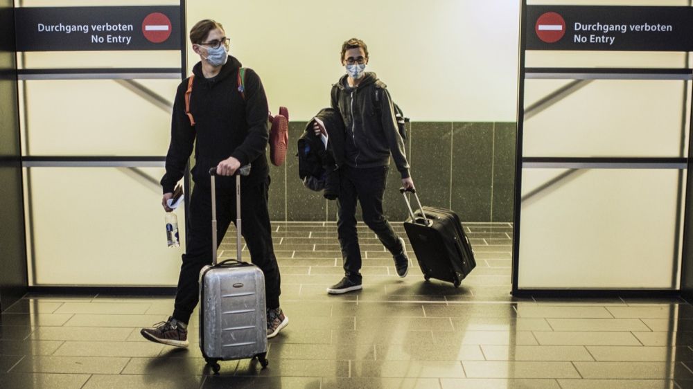 Putnici na aerodromu u Beču, Austrija. Foto: EPA-EFE/CHRISTIAN BRUNA