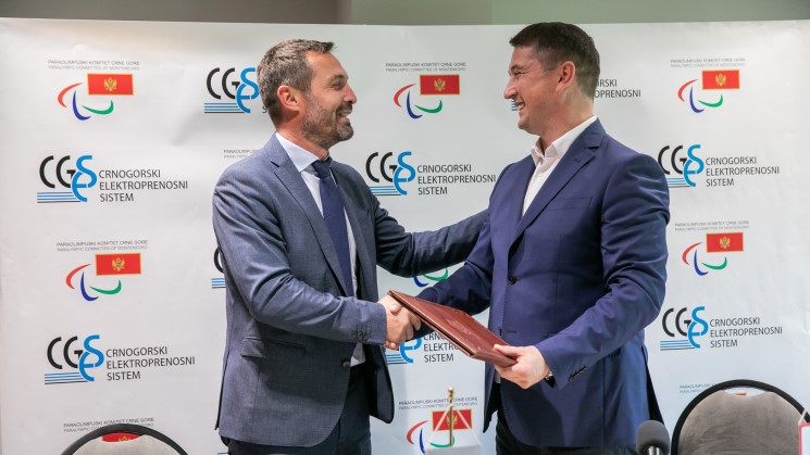 Predsjednik Paraolimpijskog komiteta Igor Tomić i izvršni direktor CGES Ivan Asanović potpisuju ugovor o sponzorstvu. Foto: cges.me