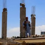 Talibani obilaze uništeno sklanište municije. Foto: EPA-EFE/STRINGER