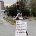 Demonstrant u četvrti Musagenitsa u Sofiji. Foto: BIRN