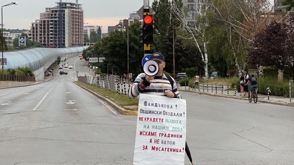 Demonstrant u četvrti Musagenitsa u Sofiji. Foto: BIRN