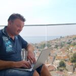 Njemački programer Stefan Eichler na terasi svoga stana u Ulcinju. Foto: BIRN/Ivan Ivanović