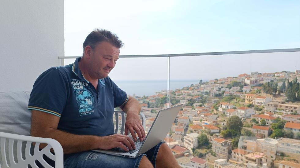 Njemački programer Stefan Eichler na terasi svoga stana u Ulcinju. Foto: BIRN/Ivan Ivanović