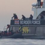 Britanski granični policajci kontrolišu migrante. Foto: Wikimedia