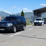 Policija sprovodi Duška Kneževića sa aerodroma u Podgorici. Foto: BIRN/Ivan Ivanović