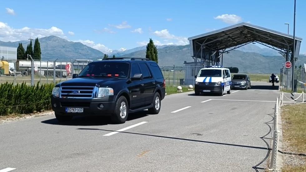 Policija sprovodi Duška Kneževića sa aerodroma u Podgorici. Foto: BIRN/Ivan Ivanović