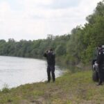 Hrvatski policajci patroliraju granicom na obali Save. Foto: BIRN/Vuk Tešija