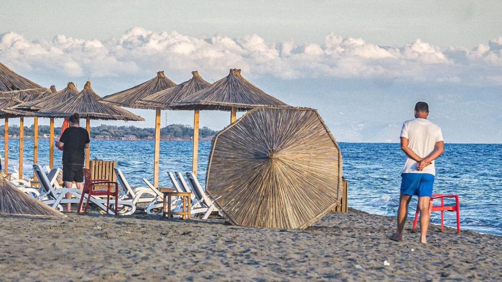 Turisti na Velikoj plaži u Ulcinju. Foto: BIRN/Samir Kajošević