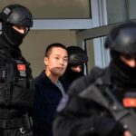 Crnogorska policija sprovodi osnivača kompanije Terraform Labs, Do Kvona. Foto: EPA-EFE/Boris Pejović