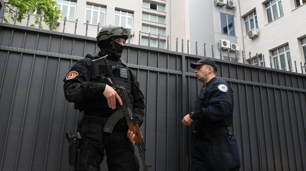 Crnogorski policajci obezbijeđuju zgradu suda u Podgorici. Foto: EPA-EFE/BORIS PEJOVIĆ