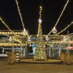 Novogodišnji ukrasi na Trgu nezavisnosti u Podgorici. Foto: BIRN/Jovana Damjanović