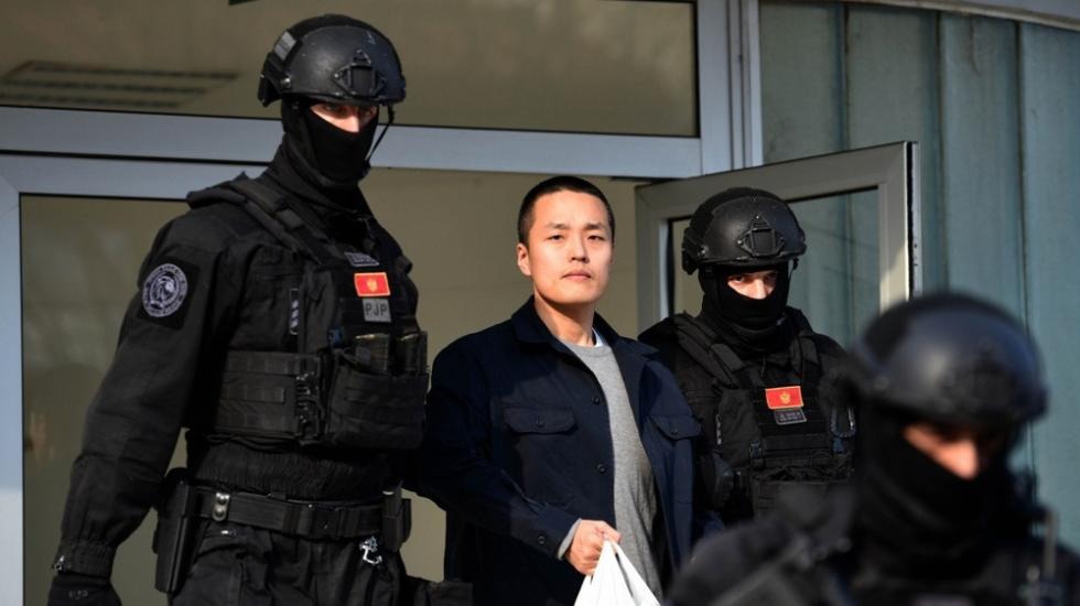 Crnogorska policija sprovodi Do Kvona. Foto: EPA-EFE/Boris Pejović