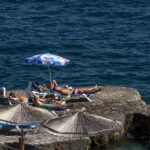 Turisti na plaži Ploče u Budvi. Foto: EPA/GEORGI LIČOVSKI