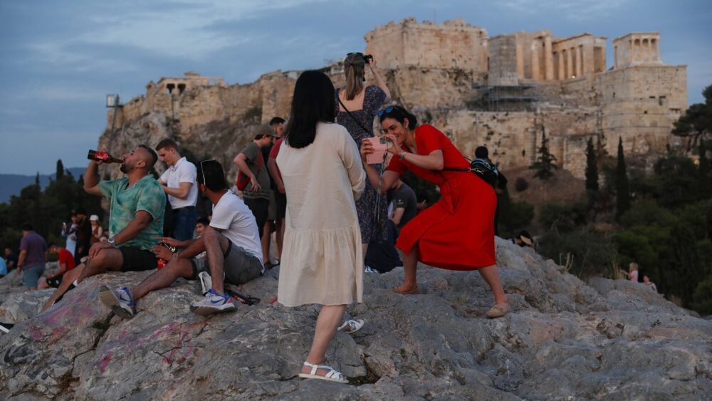 Grupa turista tokom posjete Akropolisu u Atini, Grčka. Foto: EPA/GEORGE VITSARAS