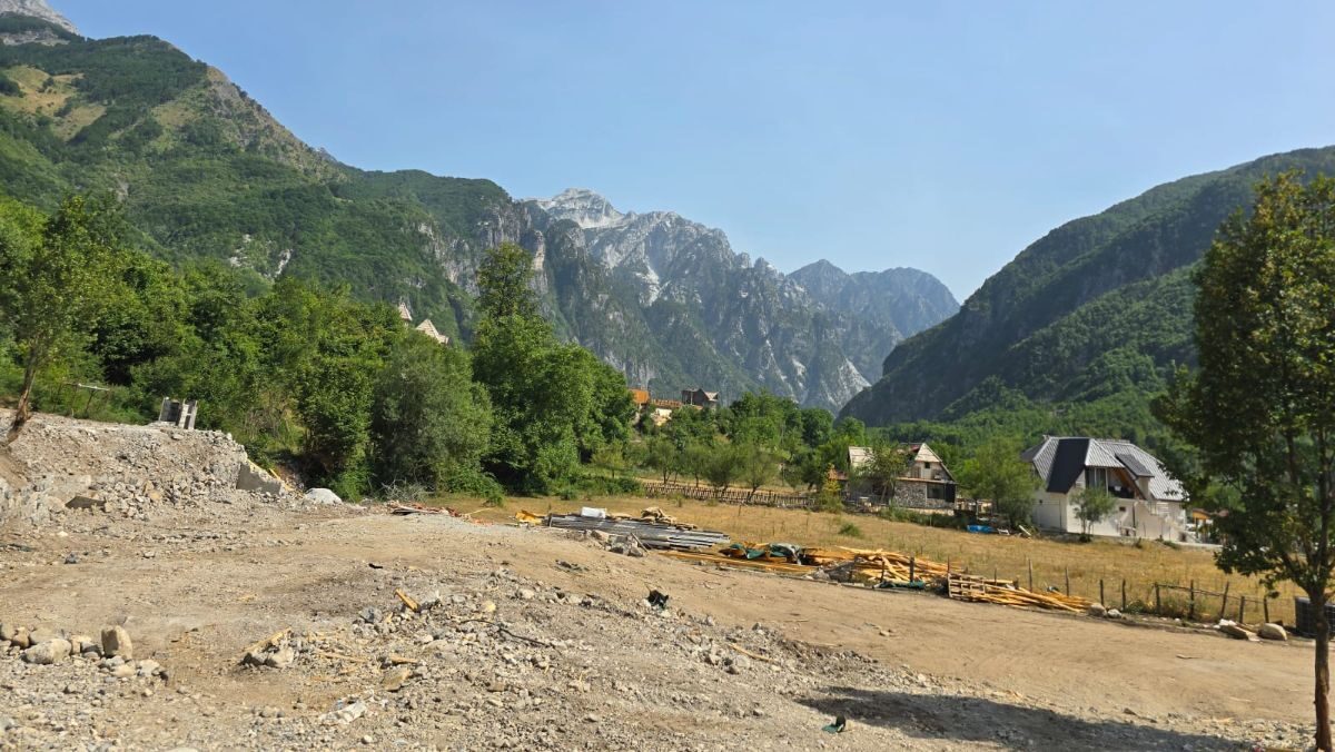 Srušena vikendica u selu Theth, Albanija. Foto: BIRN/Fjori Sinoruka
