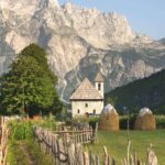 Crkva u planinskom selu Theth, Albanija. Foto: Nacionalna turistička organizacija Albanije