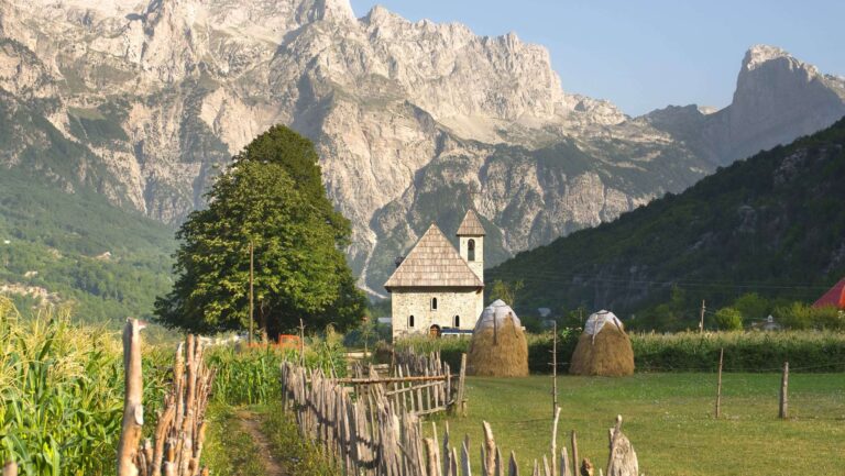 Crkva u planinskom selu Theth, Albanija. Foto: Nacionalna turistička organizacija Albanije
