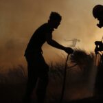 Požar u okolini Atine. Foto: EPA/YANNIS KOLESIDIS