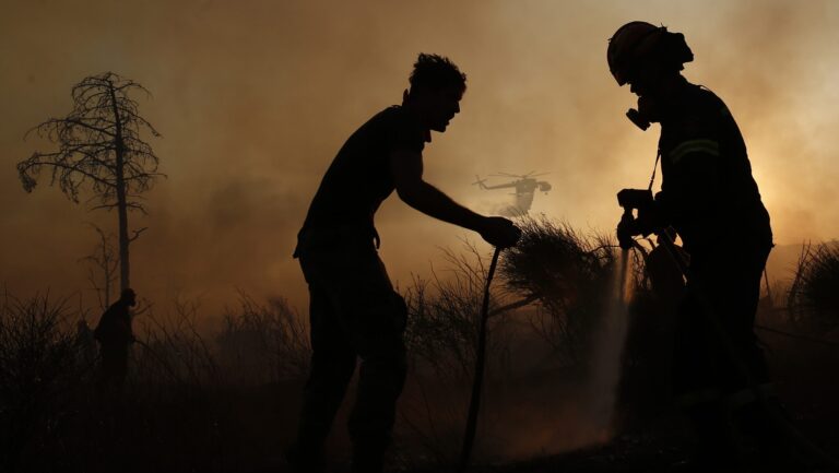 Požar u okolini Atine. Foto: EPA/YANNIS KOLESIDIS