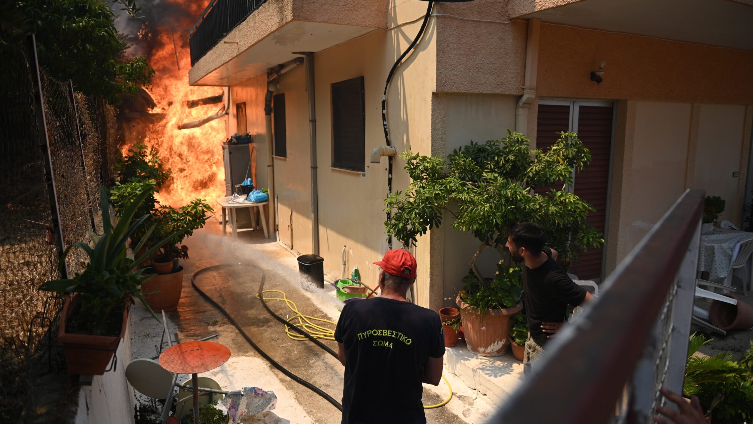 Zapaljena kuća tokom požara u selu Vounteni na Peloponezu. Foto: EPA/GIOTA LOTSARI 