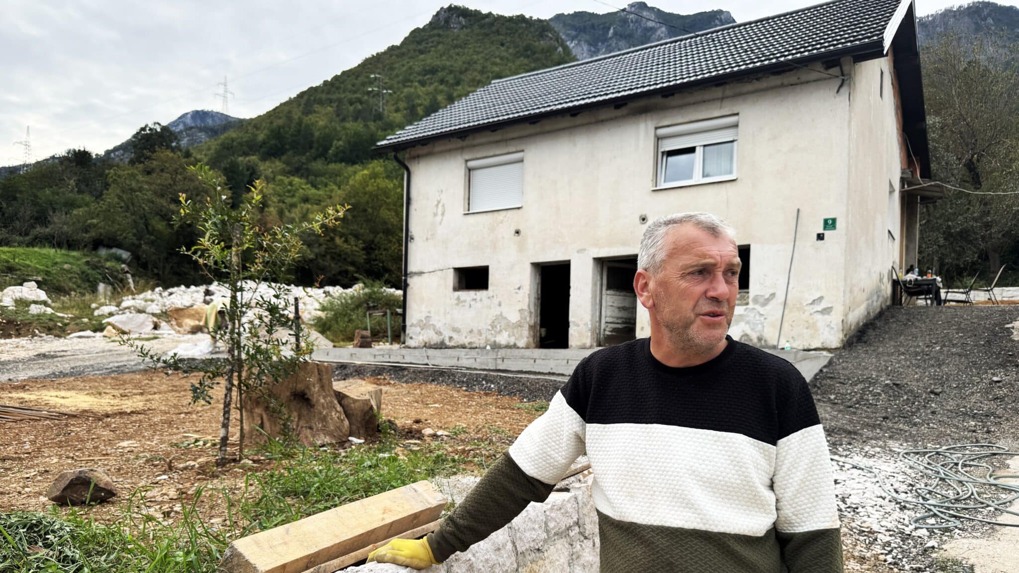Dženan Imamović ispred svoje kuće u Jablanici. Foto: BIRN/Azem Kurtić