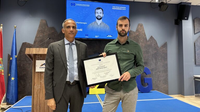 Ivanović (D) na dodjeli EU nagrada za istraživačko novinarstvo. Foto: BIRN/Jovana Damjanović