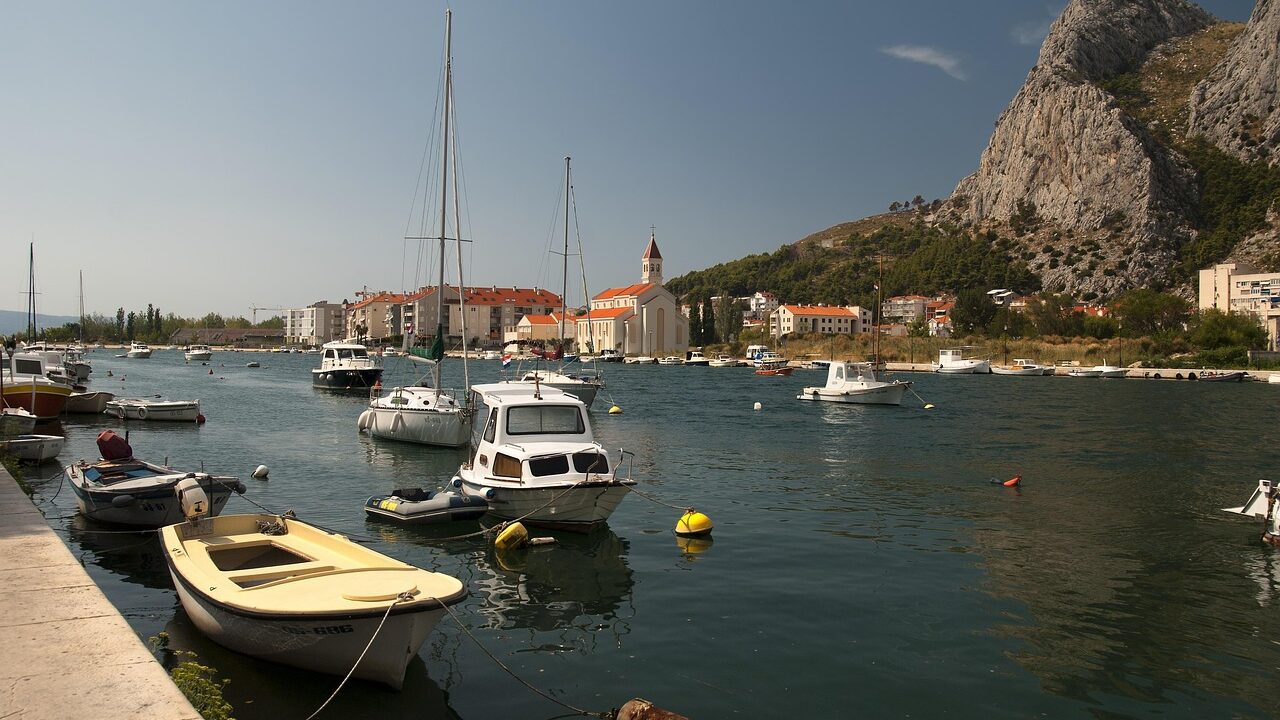 Primorski grad Omiš u Hrvatskoj. Foto: Pixabay