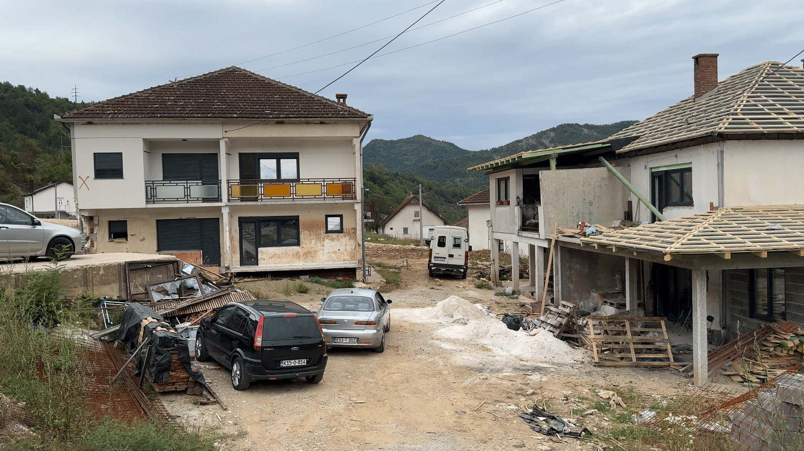 Mještani popravljaju pojedine kuće u Donjoj Jablanici. Foto: BIRN/Azem Kurtić