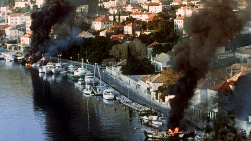 Zapaljene barke u blizini Dubrovnika tokom napada JNA 1991. godine. Foto: EPA/PETER NORTHALL