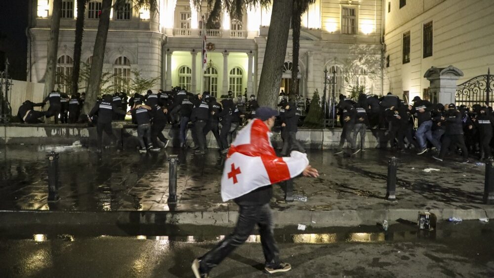 Protesti u Tbilisiju, Gruzija. Foto: EPA/DAVID MDZINARISHVILI