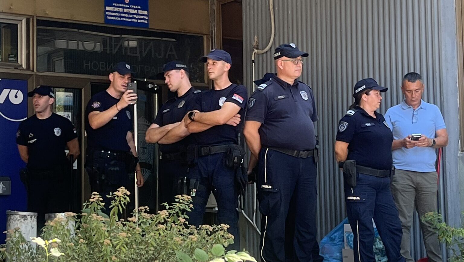 Policajac snima demonstrante u Beogradu. Foto: BIRN/Katarina Baletić