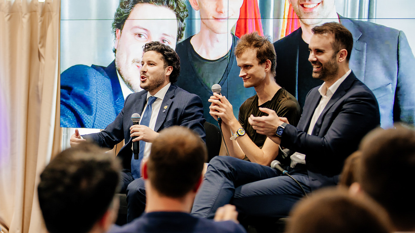 Milojko Spajić (D) i Vitalik Buterin (C) na konferenciji o kriptovalutama na Luštici. Foto: Vlada Crne Gore