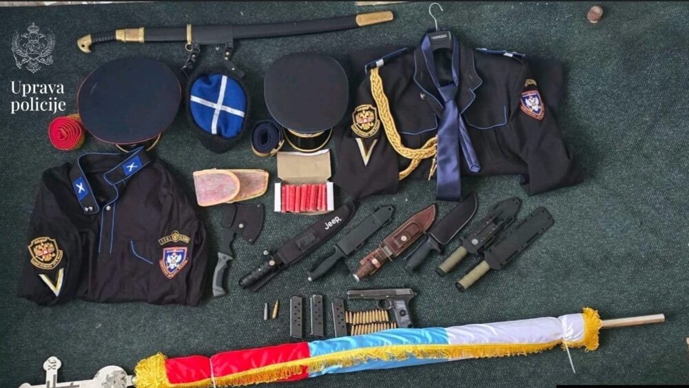 Dio oružja i uniformi zaplijenjenih u akciji „Lugansk“. Foto: Uprava policije