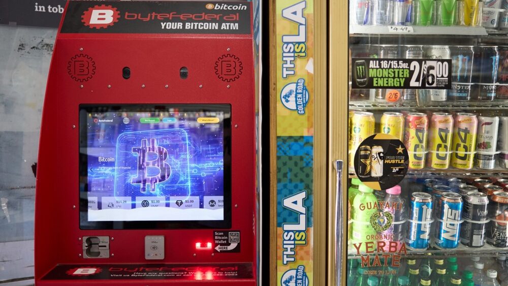 Kriptomat u prodavnici u Los Anđelesu, SAD. Foto: EPA/ALLISON DINNER